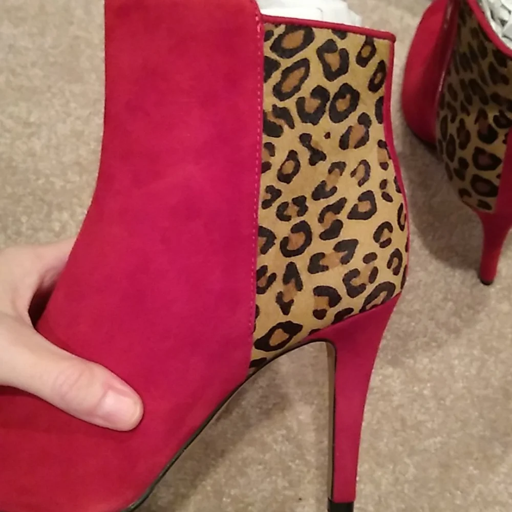Red suede ankle boots with leopard pattern 9.5, nib